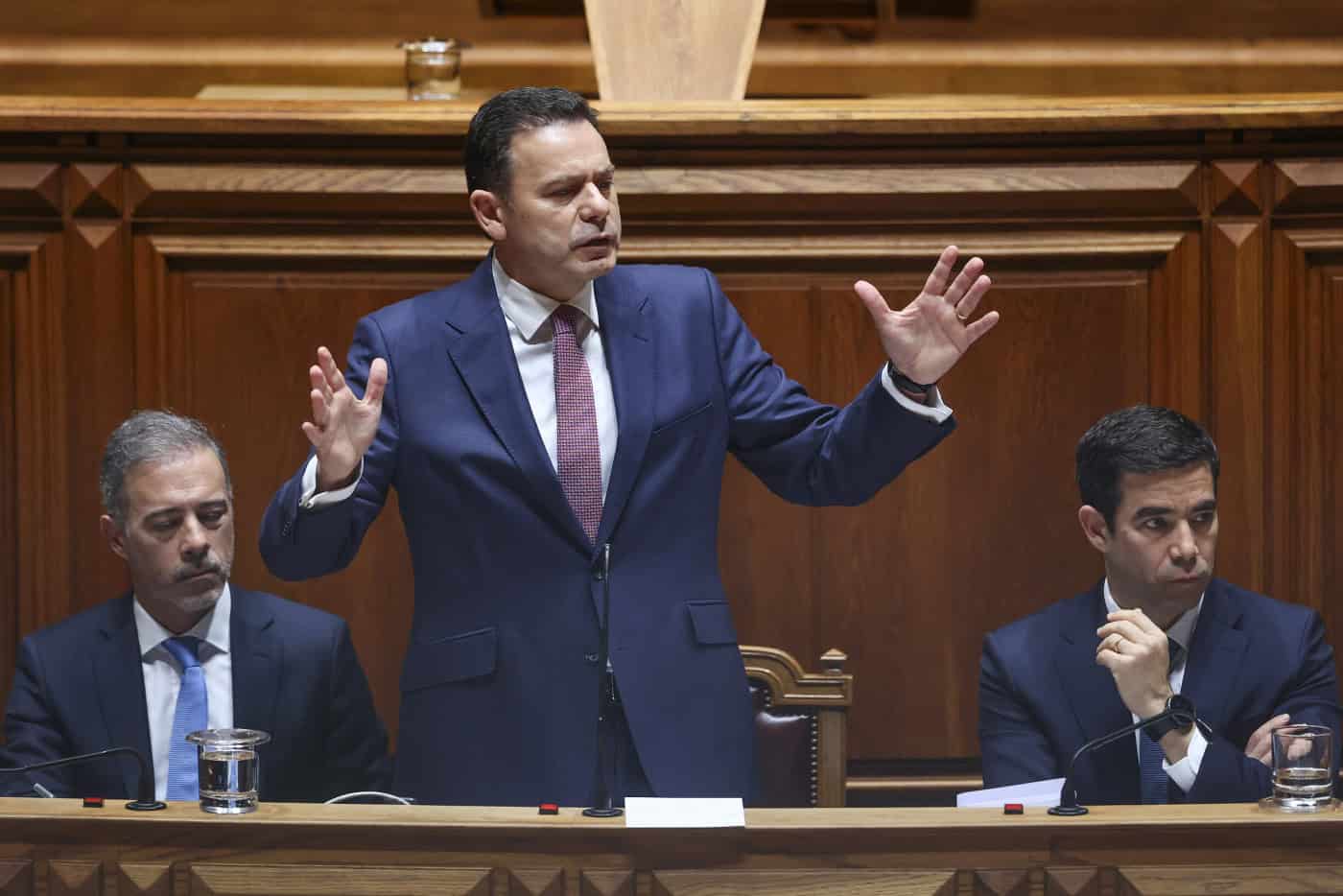 Sessão suspensa por uma hora antes da votação da moção de confiança