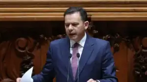 Parlamento chumba moção de confiança e provoca demissão do Governo