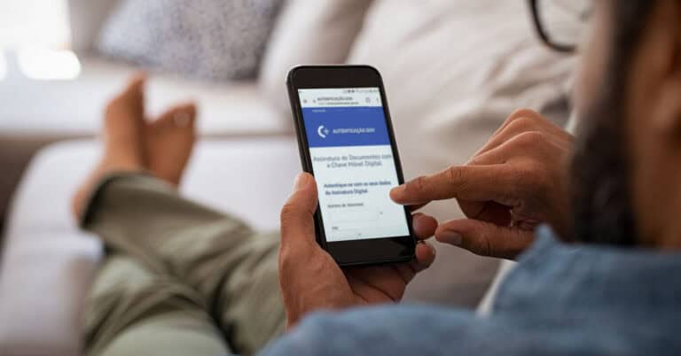 Imigrantes passam a ter acesso a Chave Móvel Digital e a tratar de documentos num único balcão