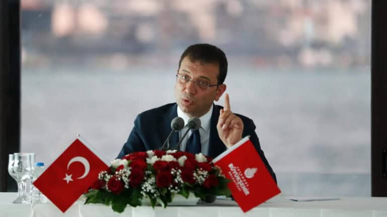 Autarca de Istambul detido por corrupção e ligação ao terrorismo