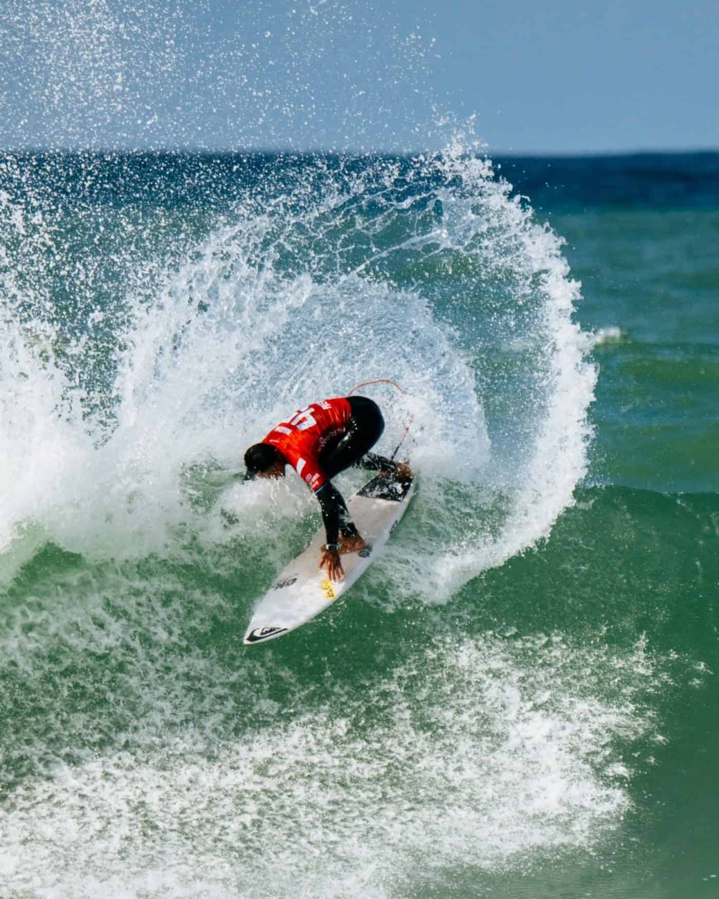 Prova da elite mundial retomada para coroar hoje campeões de Supertubos