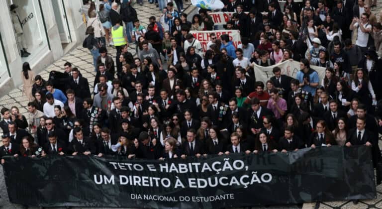 Estudantes manifestam-se hoje em Lisboa contra propinas e por melhores condições