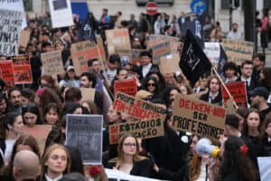 Centenas de universitários concentrados junto à Assembleia da República