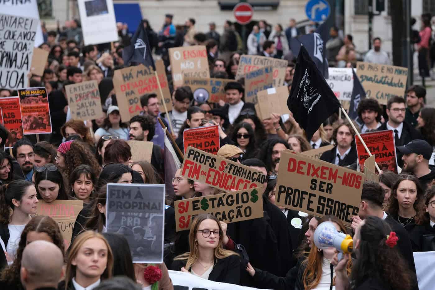 Centenas de universitários concentrados junto à Assembleia da República