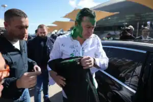 Ativista que atingiu Luís Montenegro com tinta condenado a multa de 1600 euros&nbsp;