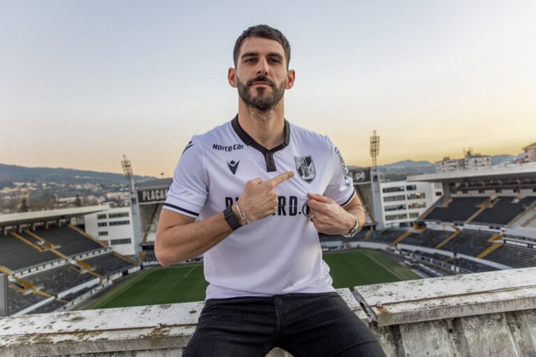 Nélson Oliveira renova com o Vitória SC até junho de 2026