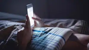 Adolescentes, violentos e misóginos: o perigo, afinal, está no bolso 