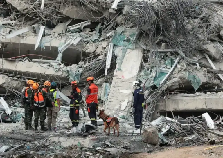 Busca por sobreviventes continua 72 horas após colapso de edifício na Tailândia