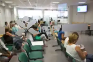 Taxa de desemprego baixa para 6,4% em fevereiro 