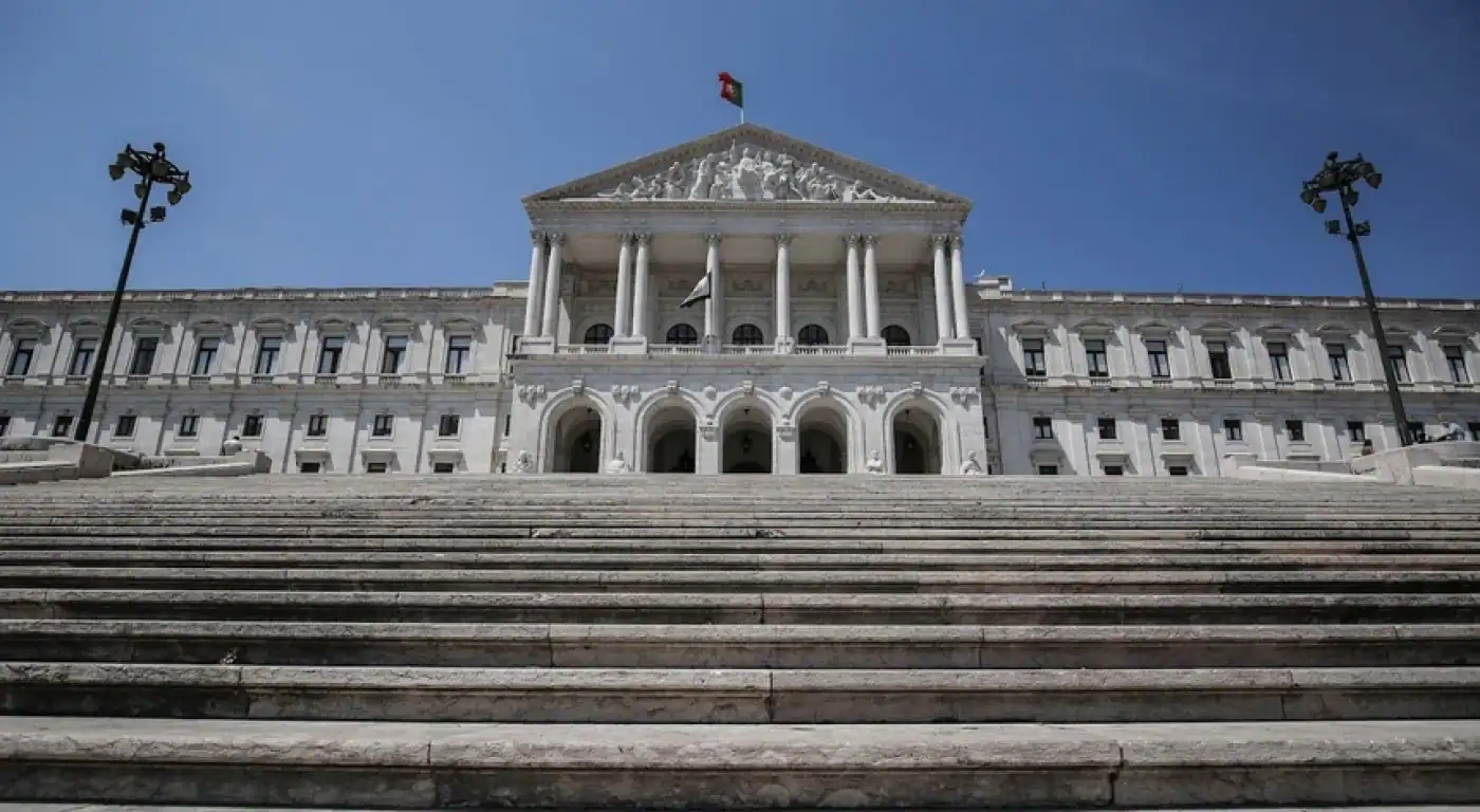 Nova sondagem aponta para empate técnico entre AD e PS&nbsp;