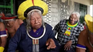 Cacique Raoni pede a Lula da Silva que trave projetos de petróleo na Amazónia 