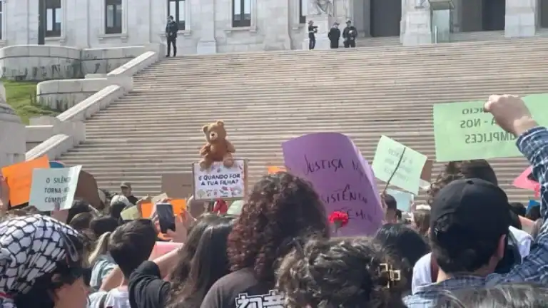 Centenas manifestam-se em frente ao Parlamento para afirmar que "Violação não tem perdão"