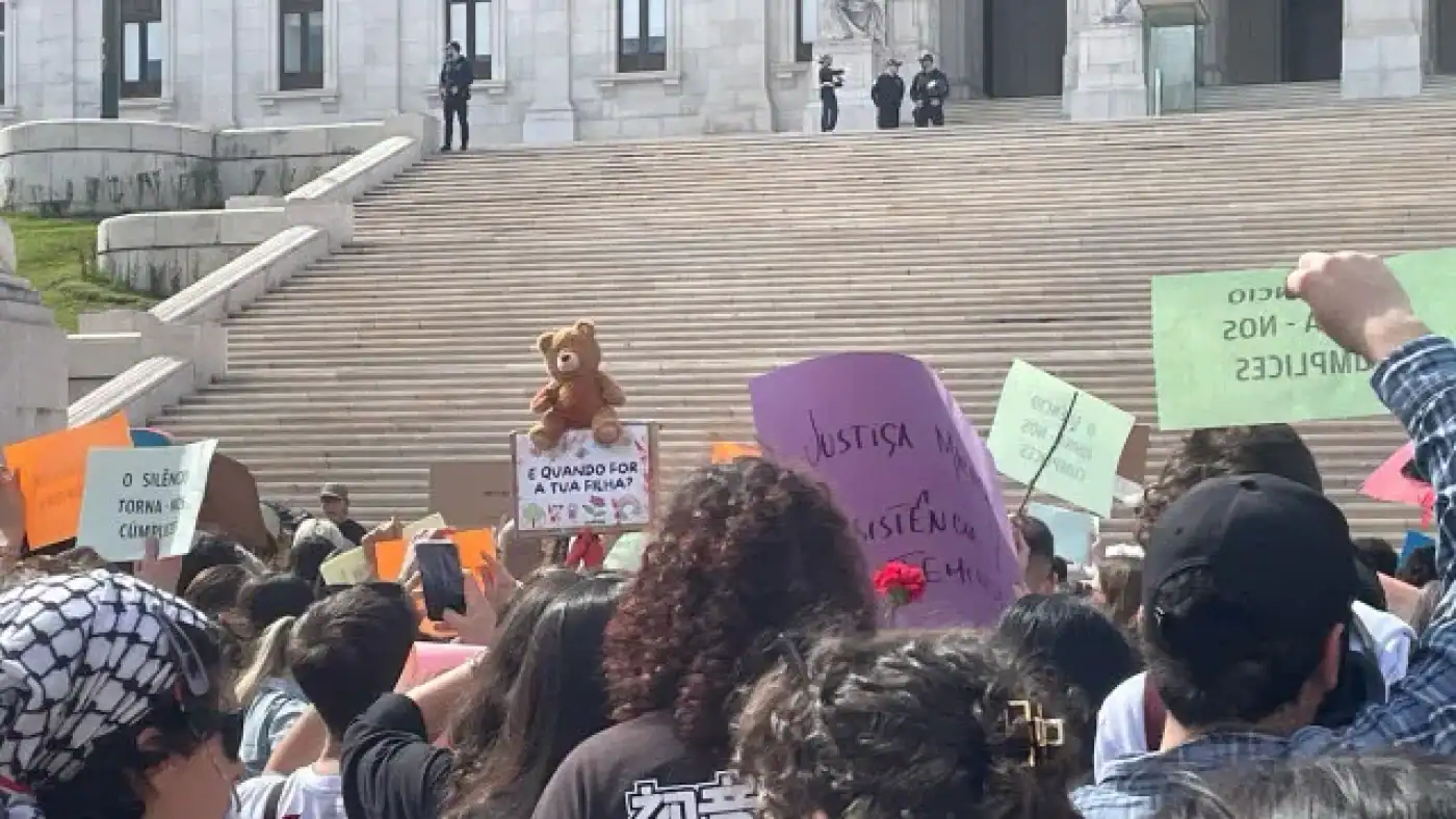 Centenas manifestam-se em frente ao Parlamento para afirmar que "Violação não tem perdão"