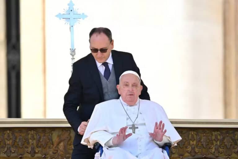 Papa Francisco aparece na Praça de São Pedro, duas semanas após ter recebido alta