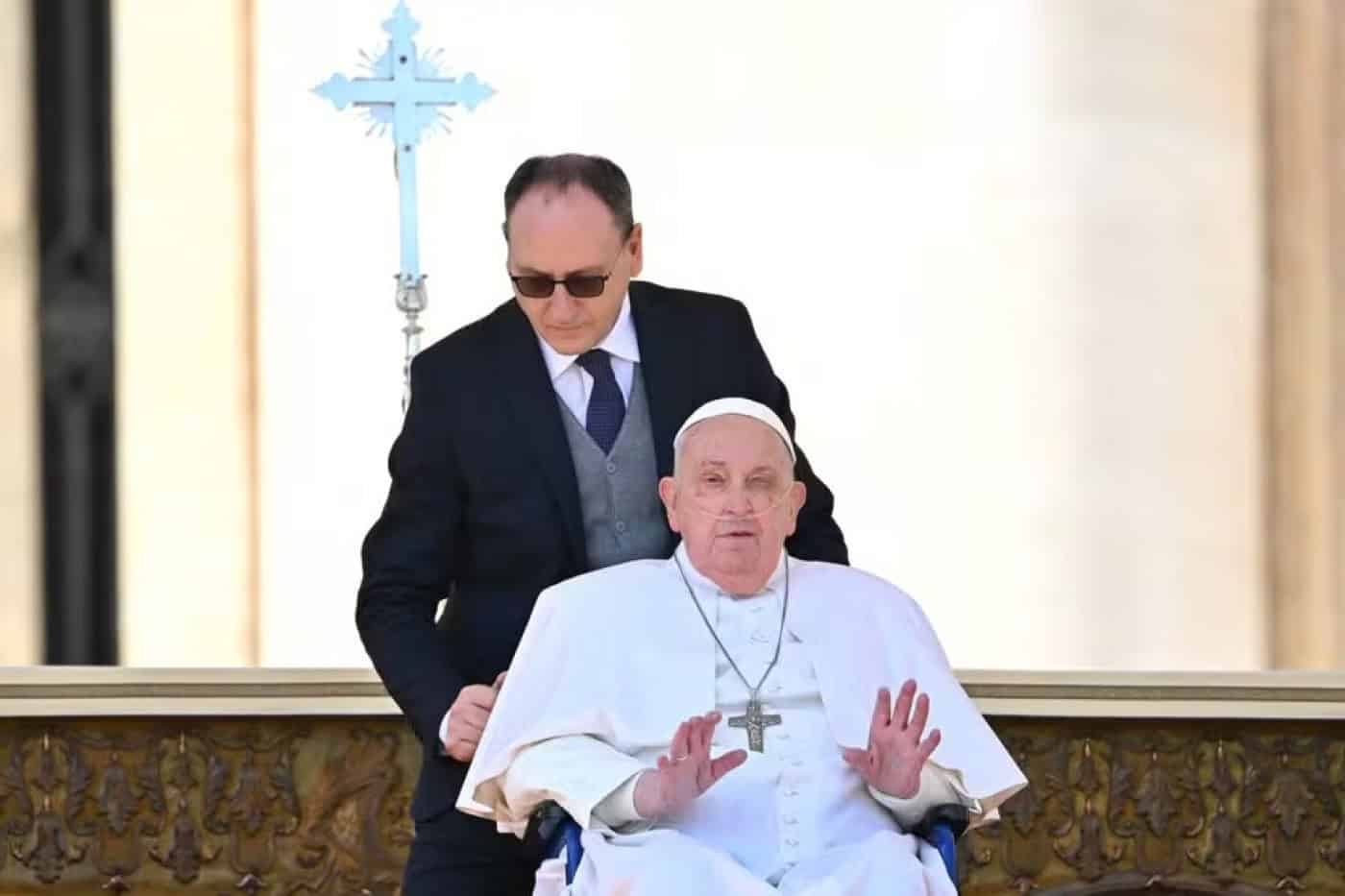 Papa Francisco aparece na Praça de São Pedro, duas semanas após ter recebido alta