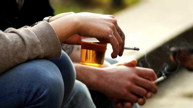 Álcool, tabaco e sedativos mais usados por raparigas e drogas ilícitas por rapazes