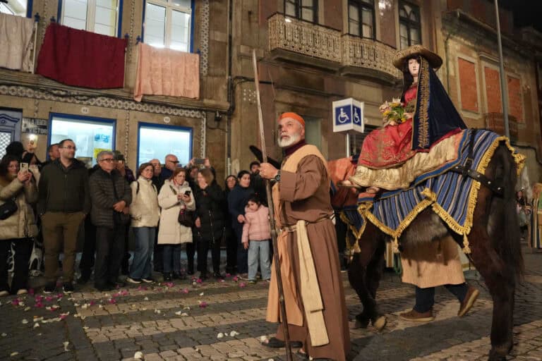 Milhares na rua para assistir à Procissão da Burrinha