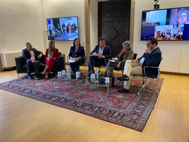 Entre os mais de 60 mil livros da biblioteca privada, Soares escolheria um do "divino Eça"