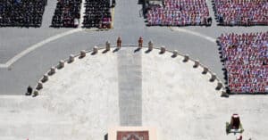 Pelo menos 400 mil pessoas participaram hoje no funeral de Francisco 