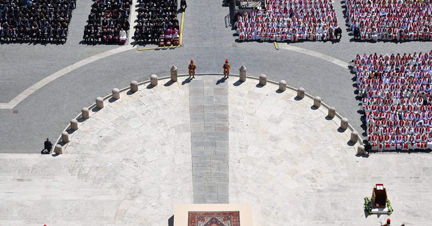Pelo menos 400 mil pessoas participaram hoje no funeral de Francisco