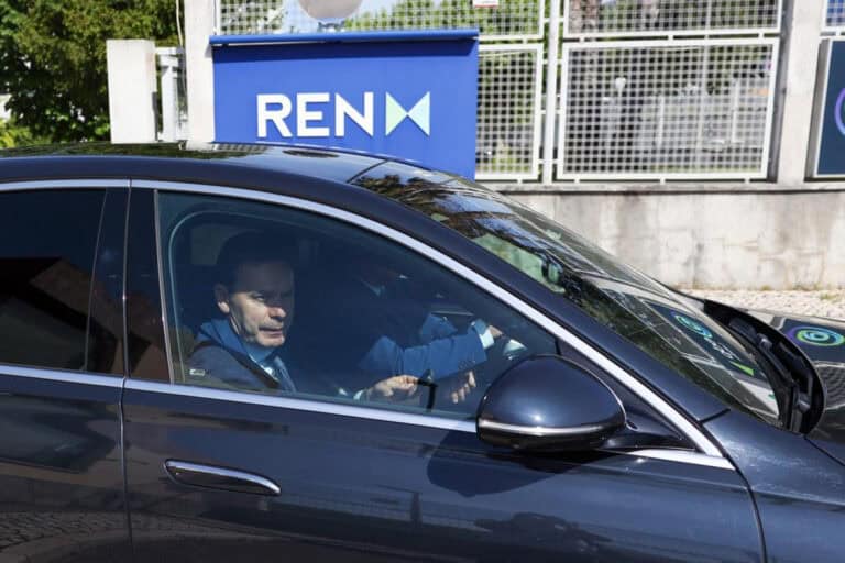 Montenegro diz que escolas poderão reabrir terça-feira se não houver mais perturbações