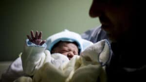 Portugal regista menos nascimentos em 2024 e um terço dos bebés são filhos de mães estrangeiras 