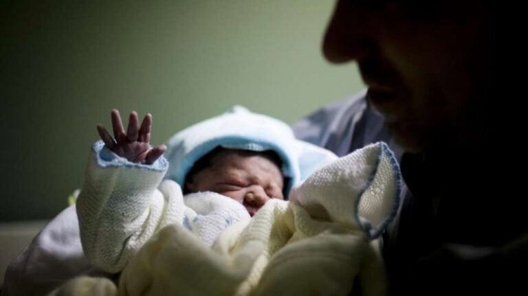 Portugal regista menos nascimentos em 2024 e um terço dos bebés são filhos de mães estrangeiras