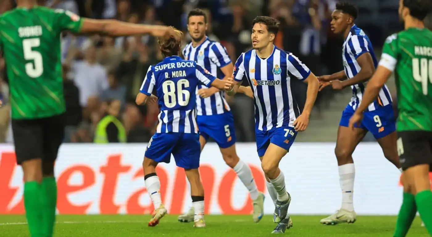 Moreirense derrotado pelo FC Porto que sobe a terceiro após reviravolta