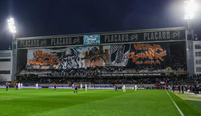 Setor dos White Angels no D. Afonso Henriques interditado por um jogo