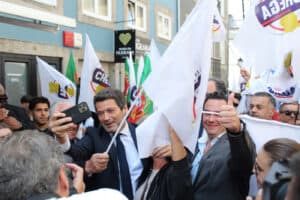 Selfies, apupos e palavras azedas. Ventura teve de tudo um pouco numa arruada em Braga