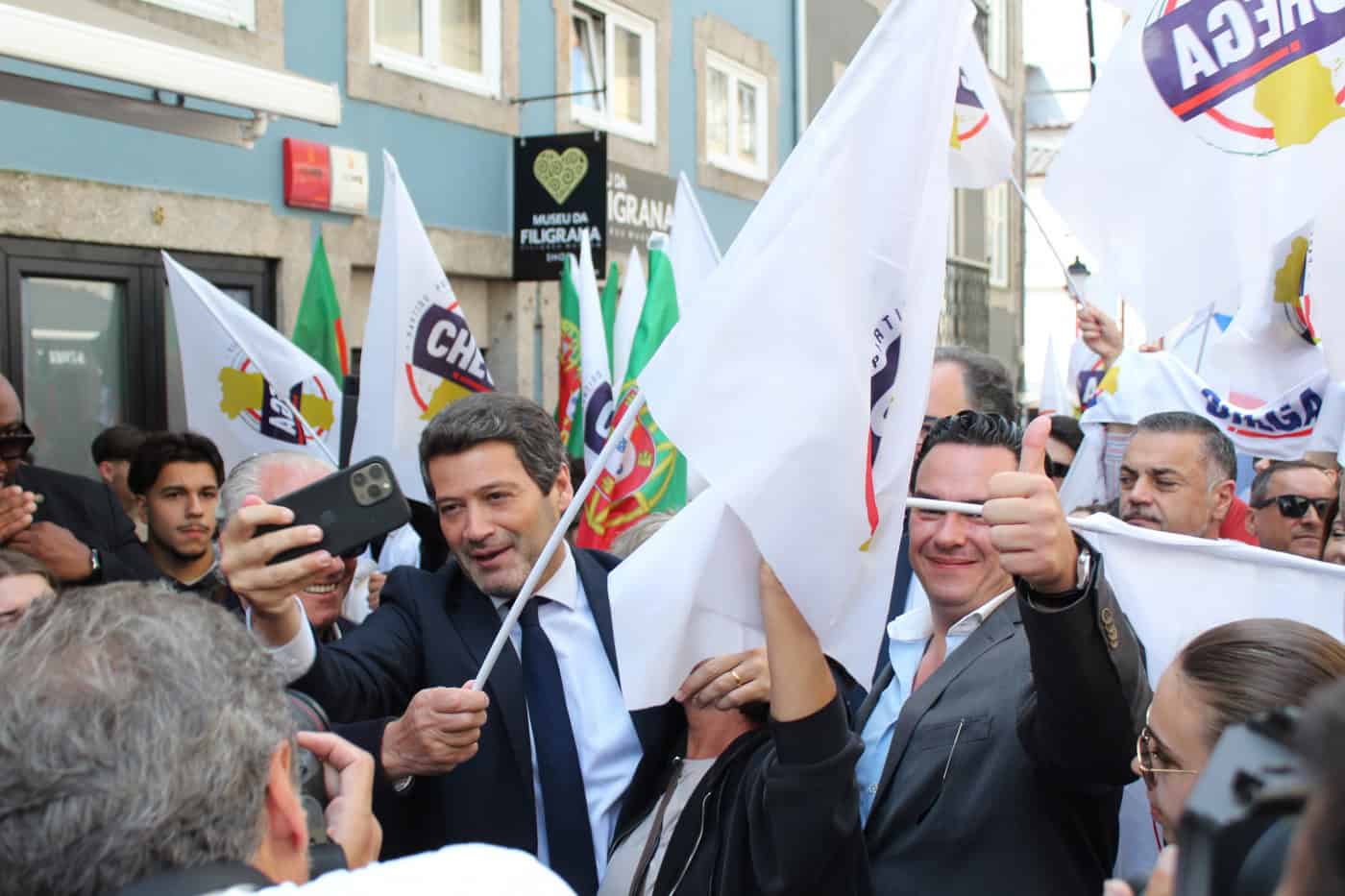 Selfies, apupos e palavras azedas. Ventura teve de tudo um pouco numa arruada em Braga