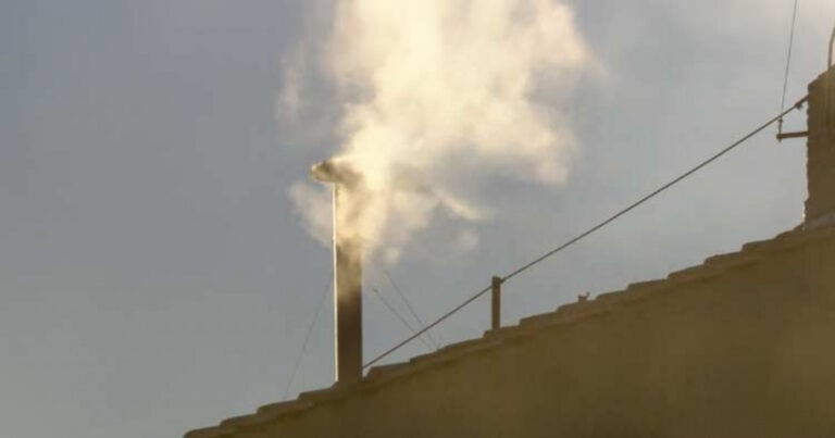 'Habemus Papam': fumo branco anuncia que novo papa foi escolhido