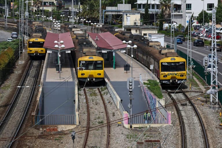Circulação de comboios da CP deve continuar hoje parada