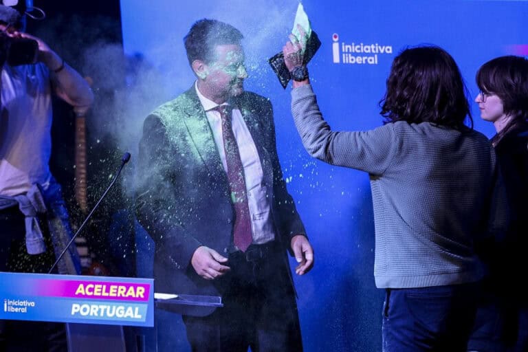 Rui Rocha atingido com tinta verde durante comício em Lisboa