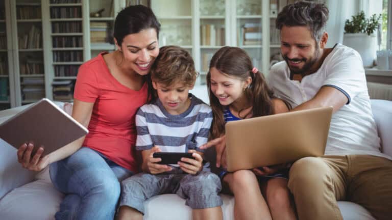 Mais de 90% das famílias com acesso à Internet em casa em 2024