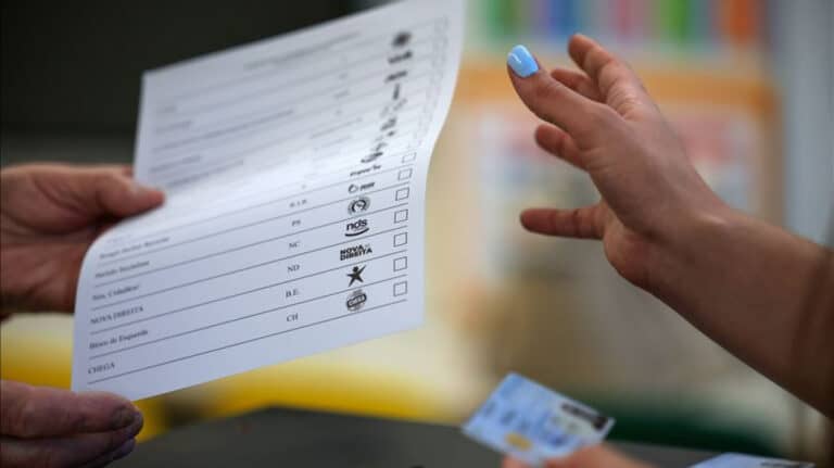 Projeções das televisões apontam abstenção entre 32% e os 47,7%