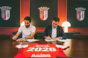 João Moutinho fica mais um ano no SCB