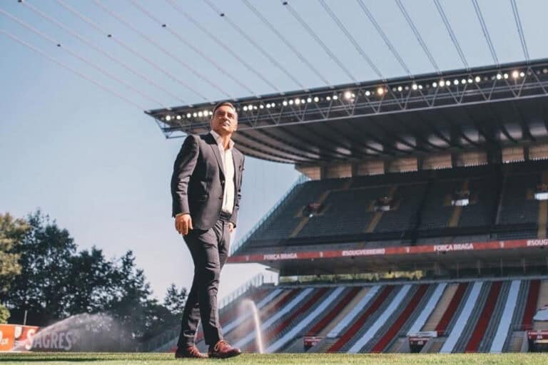 Oficial. Carlos Carvalhal deixa comando técnico do SCB