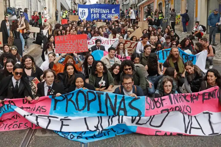 Universitários concentram-se em Lisboa pelo fim das propinas, mais alojamento e mais apoio social