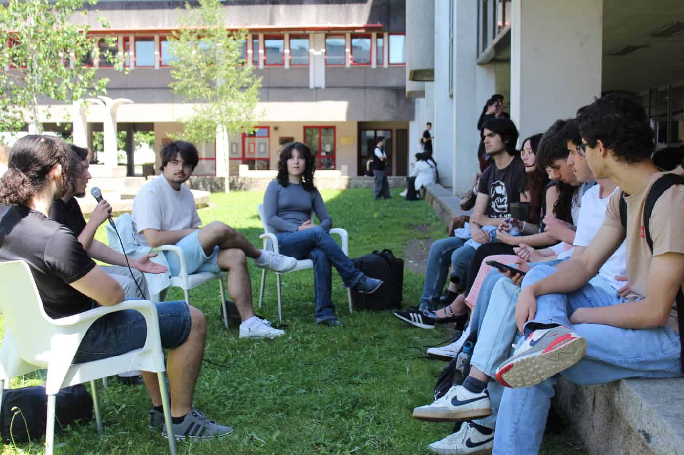 'Venha quem vier, não recuamos!'. 20 alunos participaram em ação de defesa do ensino público gratuito