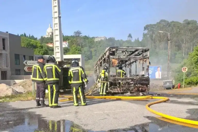 Autocarro dos TUB incendeia-se com passageiros a bordo
