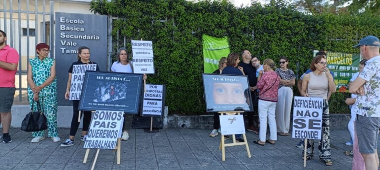 Pais em protesto em Barcelos após recusa de matrícula a alunos com autismo
