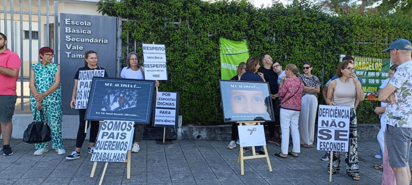 Pais em protesto em Barcelos após recusa de matrícula a alunos com autismo