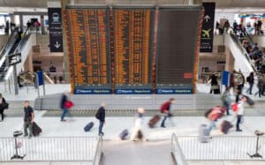 Greve dos controladores aéreos em França cancela 40% dos voos em Paris