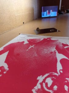 Artista de Guimarães apresenta exposição e livro sobre ataques de rede bombista