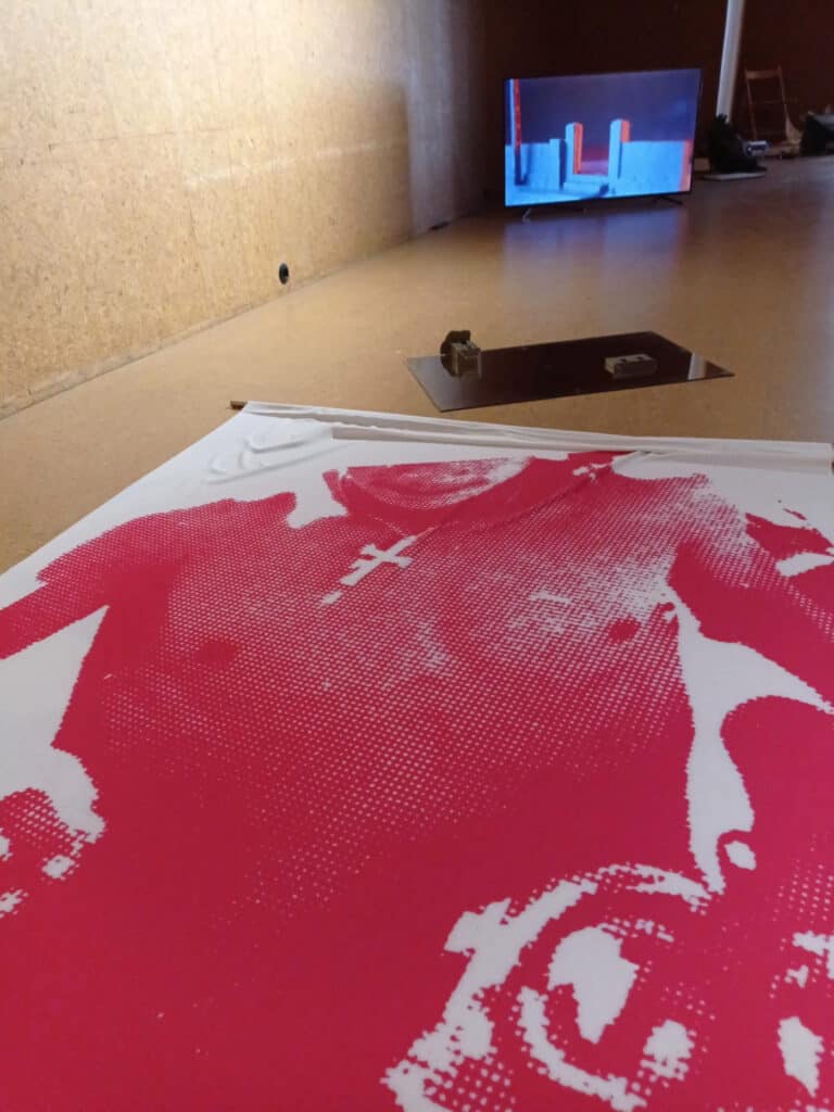 Artista de Guimarães apresenta exposição e livro sobre ataques de rede bombista