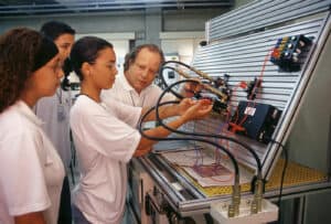 Mais de 70% dos alunos do ensino profissional conseguem emprego no prazo de 2 anos