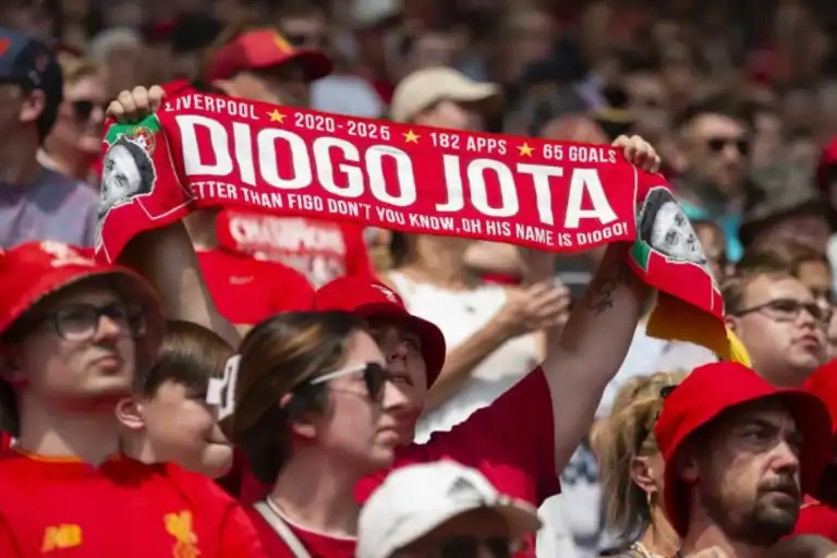 Homenagem sentida a Diogo Jota antes e durante o primeiro jogo do Liverpool