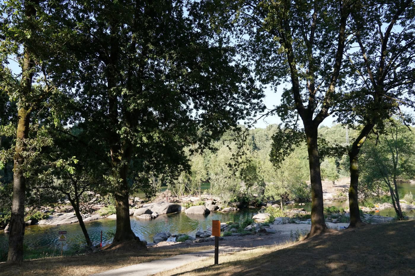 Bandeira Azul hasteada pela primeira vez na Praia Fluvial do Cavadinho