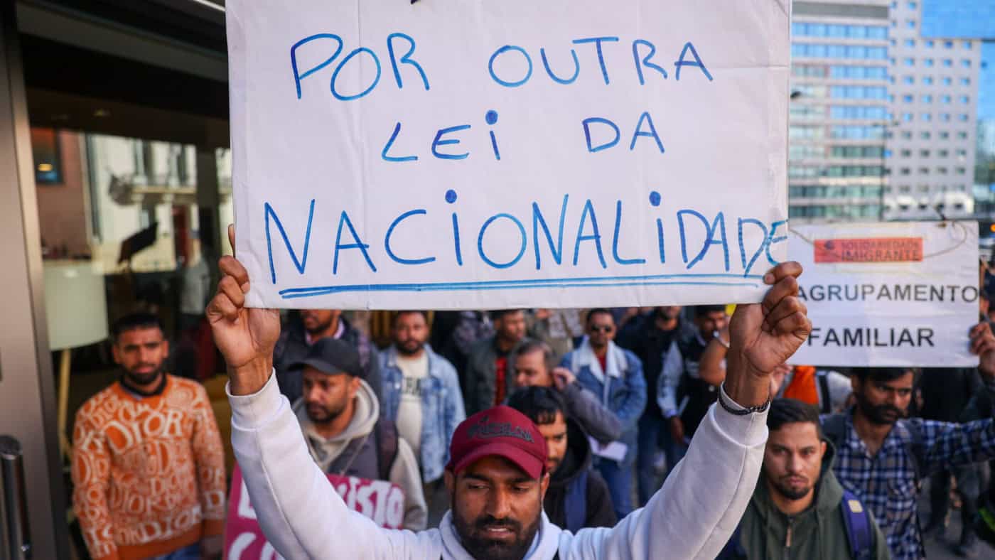 Parlamento aprova lei de estrangeiros, com críticas à pressa do Governo